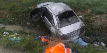 BURSA'DA TAKLALAR ATAN OTOMOBİL TARLAYA UÇTU: 3 YARALI