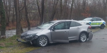 KONTROLDEN ÇIKAN OTOMOBİL ALT YOLA UÇTU: 3 YARALI