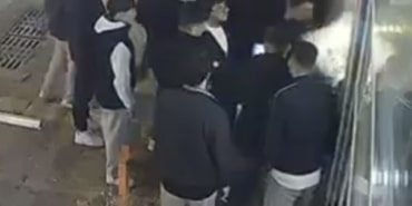 KONUŞUYORMUŞ GİBİ YAPIP ANİDEN YUMRUK ATTI, ORTALIK MEYDAN MUHAREBESİNİ ARATMADI İKİ GRUP ARASINDA ÇIKAN KAVGA KAMERADA