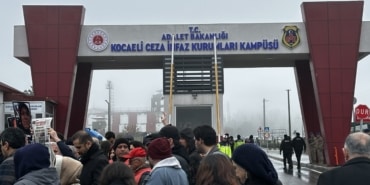 DİLOVASI'NDAKİ PARFÜM TESİSİ YANGINI DAVASINDA SANIKLAR HAKİM KARŞISINDA İDDİANAMEDE "ORGANİK BAĞ" DETAYI
