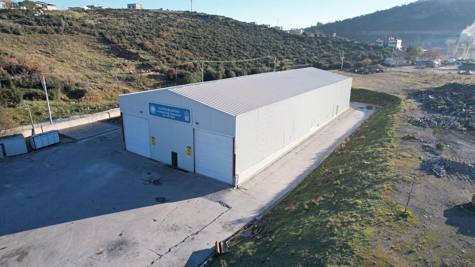 YILDIRIM'DA GERİ DÖNÜŞÜMLE HER AY 5 BİN AĞAÇ KURTARILIYOR YILDIRIM BELEDİYE BAŞKANI OKTAY YILMAZ: "ATIKLARI GERİ KAZANARAK; BİR YANDAN HAMMADDE VE ENERJİ TASARRUFU SAĞLIYOR BİR YANDAN DA SUYUMUZU VE AĞAÇLARIMIZI KORUYORUZ"