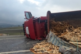 TIR DEVRİLDİ: BURSA YOLU ULAŞIMA KAPANDI
