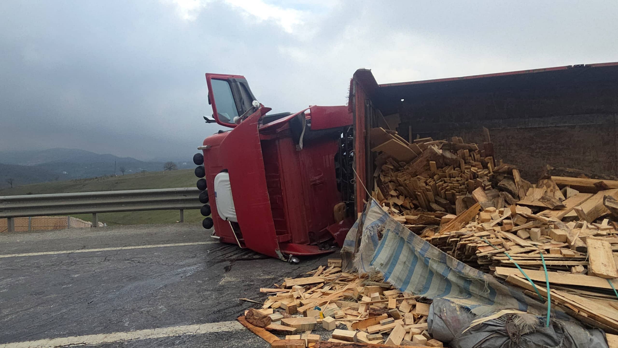 TIR DEVRİLDİ: BURSA YOLU ULAŞIMA KAPANDI