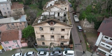 156 YILLIK TARİHİ BİNA YANGINDA ZARAR GÖRDÜ YANGININ BOYUTU GÜN AĞARINCA DRONLA GÖRÜNTÜLENDİ