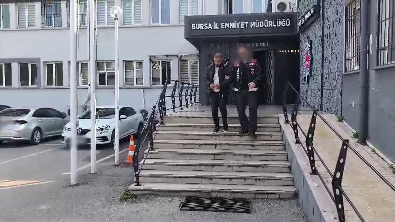 SOSYAL MEDYADAN YARDIM TOPLAYIP, YARDIM PARALARINI KENDİSİ ALAN SOSYAL MEDYA FENOMENİ TUTUKLANDI YARDIM VİDEOLARIYLA VİCDANLARI SUİİSTİMAL EDEN ŞAHSA OPERASYON