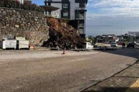 MUDANYA'DA YAĞMURA DAYANAMAYAN İSTİNAT DUVARI ÇÖKTÜ