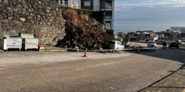 MUDANYA'DA YAĞMURA DAYANAMAYAN İSTİNAT DUVARI ÇÖKTÜ