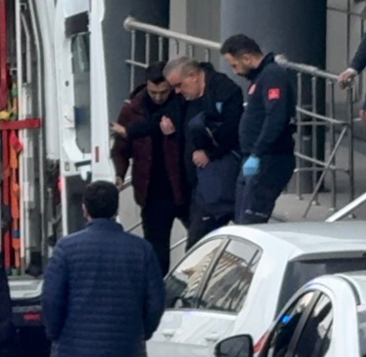 BAŞKAN BOZBEY'İN DE DAHİL OLDUĞU SORUŞTURMADA GÖZALTINDAKİ MÜTEAHHİT FENALAŞTI, AMBULANSLA HASTANEYE KALDIRILDI