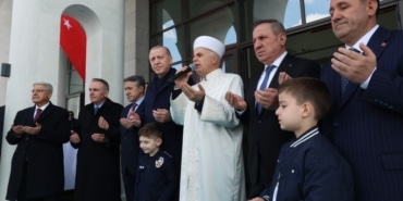 CUMHURBAŞKANI ERDOĞAN: "BİRİLERİ BİZİ RUH KÖKLERİMİZDEN KOPARMAK İSTESE DE MİLLİ VE MANEVİ KİMLİĞİMİZE SAHİP ÇIKMAYA DEVAM EDECEĞİZ"