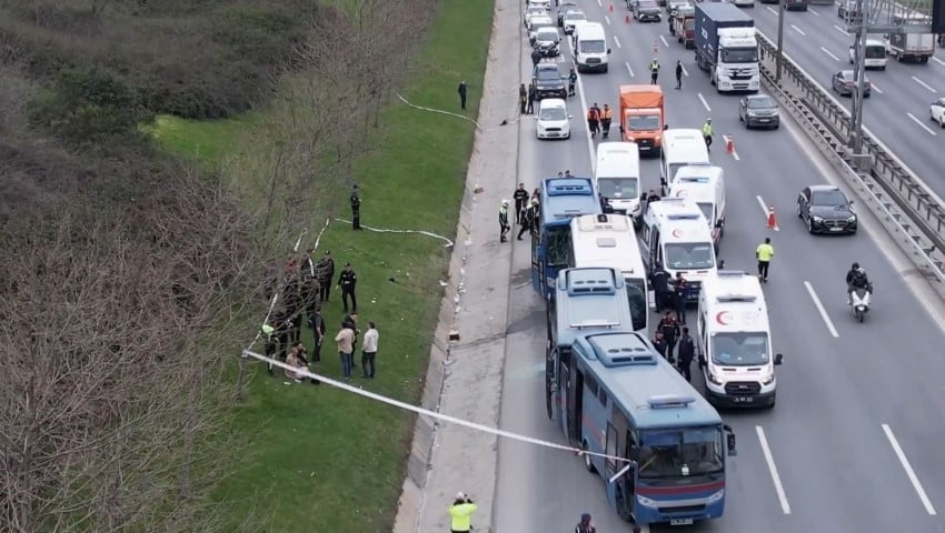 İSTANBUL'DA 4 CEZAEVİ ARACI KAZA YAPTI YARALILAR HASTANEYE KALDIRILIRKEN, KAZA YAPAN CEZAEVİ ARAÇLARI HAVADAN GÖRÜNTÜLENDİ