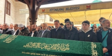 BABADAN KÜÇÜK KIZINA ACI DOLU VEDA: KIZININ TABUTA SARILARAK GÖZYAŞLARINA BOĞULDU ZEYTİNBURNU'NDA YIKIMI YAPILAN BİNADAN KOPAN PARÇANIN BAŞINA DÜŞMESİYLE HAYATINI KAYBEDEN KÜÇÜK TESNİM SON YOLCULUĞUNA UĞURLANDI