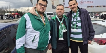 BURSA'DAN ESKİŞEHİRSPOR'A KARDEŞLİK ZİYARETİ ESKİŞEHİRSPOR VE BURSASPOR SÜPER LİG YOLUNDA EL ELE BURSALI TARAFTAR HASAN KARATAŞ: "BURASI BİZİM İÇİN DEPLASMAN DEĞİL, EV SAHİBİ GİBİ HİSSEDİYORUZ"