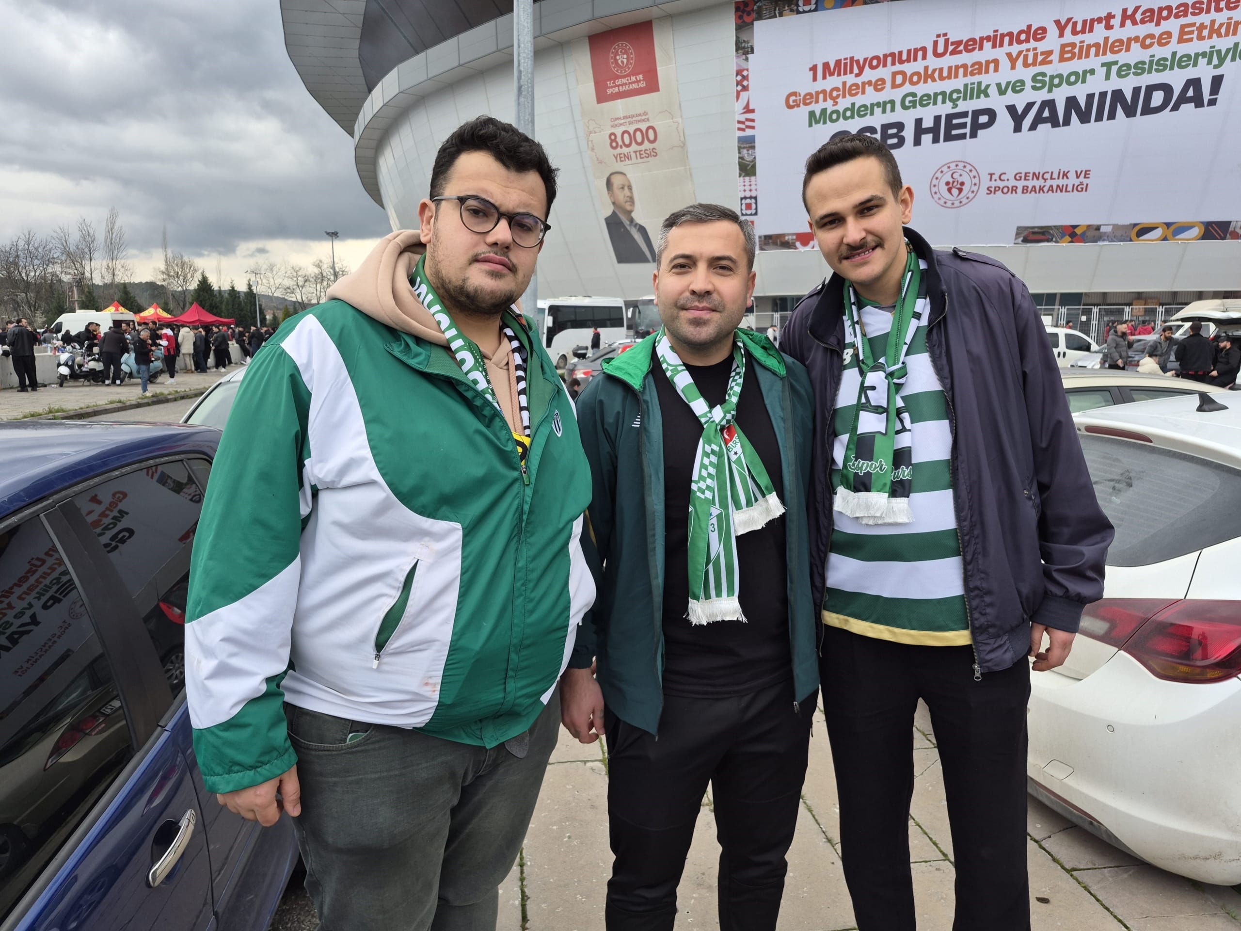 BURSA'DAN ESKİŞEHİRSPOR'A KARDEŞLİK ZİYARETİ ESKİŞEHİRSPOR VE BURSASPOR SÜPER LİG YOLUNDA EL ELE BURSALI TARAFTAR HASAN KARATAŞ: "BURASI BİZİM İÇİN DEPLASMAN DEĞİL, EV SAHİBİ GİBİ HİSSEDİYORUZ"