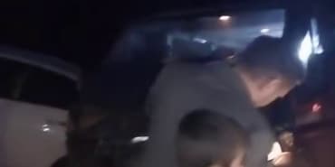 BURSA'DA YAMAÇTAN KOPAN KAYALAR, ARAÇLARIN ÜZERİNE YAĞDI
