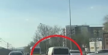 PEŞ PEŞE MAKAS ATTI, TRAFİĞİ TEHLİKEYE DÜŞÜRDÜ