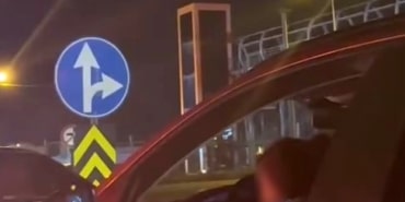 KUCAĞINDA ÇOCUKLA ARAÇ KULLANAN SÜRÜCÜYE TEPKİ YAĞDI