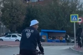 POLİS YELEĞİ GİYİP TRAFİKTE TEHLİKELİ HAREKETLER YAPTI, CEZADAN KAÇAMADI