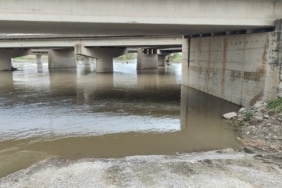 YAĞMURDAN YÜKSELEN DERE, ARACIYLA KÖPRÜ ALTINDAN GEÇMEK İSTEYEN YAŞLI ADAMI YUTTU