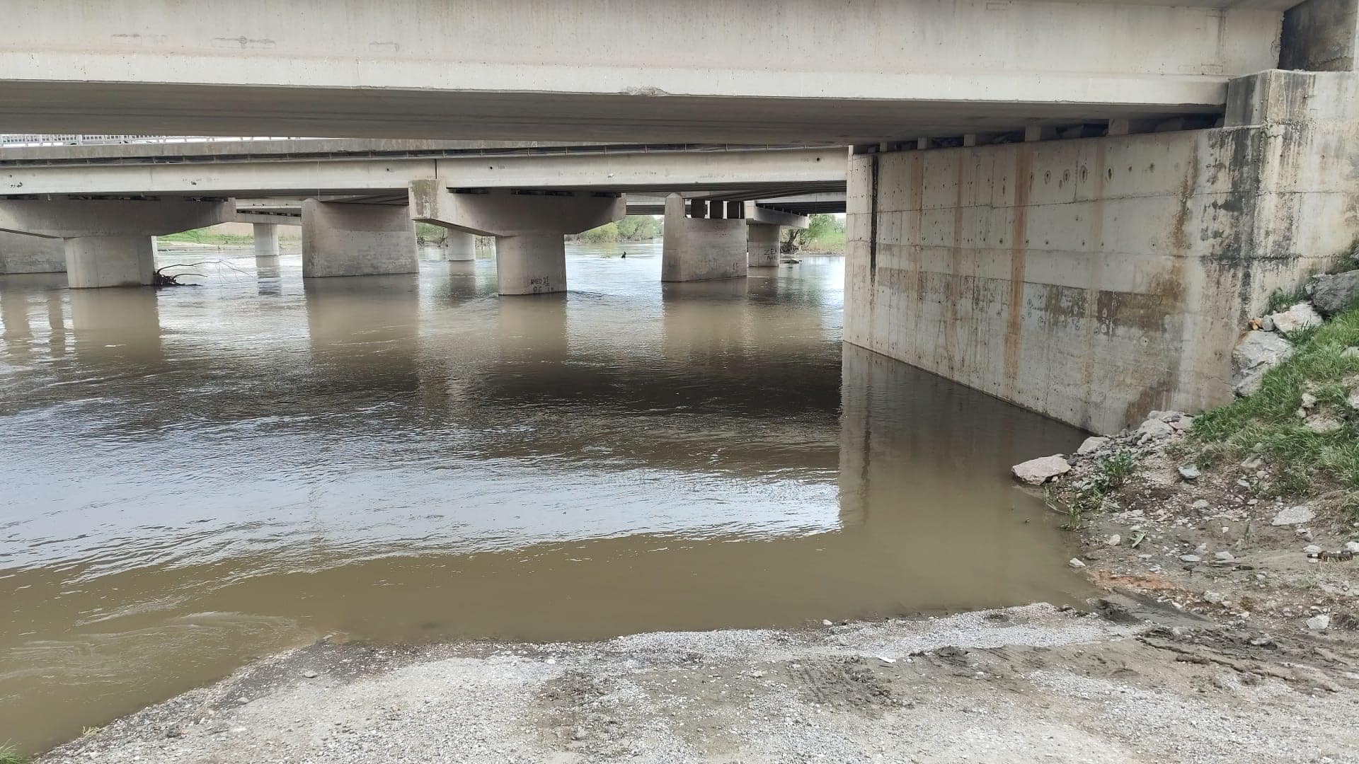 YAĞMURDAN YÜKSELEN DERE, ARACIYLA KÖPRÜ ALTINDAN GEÇMEK İSTEYEN YAŞLI ADAMI YUTTU