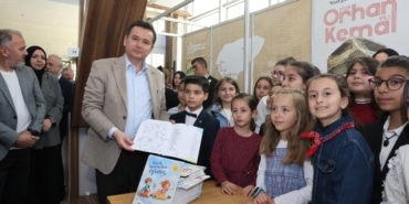 BAŞKAN ERKAN AYDIN BURSA 23. KİTAP FUARI'NDA ÇOCUK YAZARLARLA BULUŞTU GELECEĞİN YAZARLARI OSMANGAZİ'DE YETİŞİYOR ERKAN AYDIN: "ÇOCUKLARIMIZI KİTAPLA EĞİTMELİYİZ"