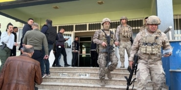 ŞANLIURFA'DA 13 ÖĞRENCİNİN YARALANDIĞI SALDIRIYI GÖRGÜ TANIĞI ANLATTI "ÖNCE SAĞA SOLA, ARDINDAN DA OKULA ATEŞ AÇTI. DAHA SONRA KOŞARAK OKUL İÇERİSİNE GİRDİ"