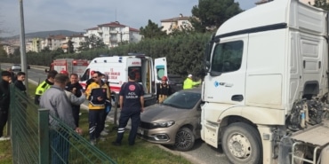 ÖNÜNE KATTIĞI OTOMOBİLİ SÜRÜKLEDİ