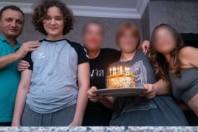 SALDIRGANIN BABASININ GENİŞ İFADESİ ORTAYA ÇIKTI BABA MERSİNLİ, OĞLUNUN SIK SIK SAVAŞ OYUNLARI OYNADIĞINI VE YAKLAŞIK 2 AYDIR PSİKOLOJİK TEDAVİ GÖRDÜĞÜNÜ SÖYLEDİ BABA MERSİNLİ: "OĞLUM ARAS ÇOK İYİ BİR İNTERNET KULLANICISIYDI. KENDİSİNE AİT VPN'İ BİLE VARMIŞ. ANA DİLİ GİBİ İNGİLİZCE KONUŞMAKTADIR. ÇOK ZEKİ BİR ÇOCUKTUR" "YAKLAŞIK 2 AYDIR DA EVİMİZİN YAKININDA BULUNAN ÖZEL BİR UZMAN PSİKOLOĞA İSA ARAS'I GÖTÜRÜYORDUM. SÖZ KONUSU PSİKOLOG İSE OĞLUMUN TOPLUMLA UYUMU NOKTASINDA PROBLEM YAŞAYACAĞINI, BİRAZ TAKİP EDİLMESİ GEREKTİĞİNİ, İLERLEYEN ZAMANLARDA PSİKİYATRİK TEDAVİ GEREKEBİLECEĞİNİ SÖYLEDİ" "ZARARLI İÇERİKLERDEN ETKİLENEBİLECEĞİNİ DÜŞÜNEREK KONTROL ETMEK İSTEMİŞTİM. OĞLUM CEP TELEFONU VE BİLGİSAYARDA OYUN OYNARKEN BİR TARAFTAN İNGİLİZCE KONUŞURDU ANCAK BEN NE KONUŞTUĞUNU ANLAMAZDIM" "OĞLUMUN ARKADAŞ ÇEVRESİ ÇOK KISITLIYDI. OĞLUM İSA TOPLAM 8 SENEDE SADECE 3 YIL OKULA GİDEBİLDİ. ÇÜNKÜ EĞİTİM DÖNEMİNİN BİR KISMI PANDEMİ, BİR KISMI DEPREM DÖNEMİNE DENK GELDİ"