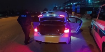 BURSA'DA GECE YARISI HESAPLAŞMA, ARACIN ÖNÜNÜ KESİP ATEŞ AÇTI BURSA'DA SİLAHLI HESAPLAŞMA, 1 YARALI