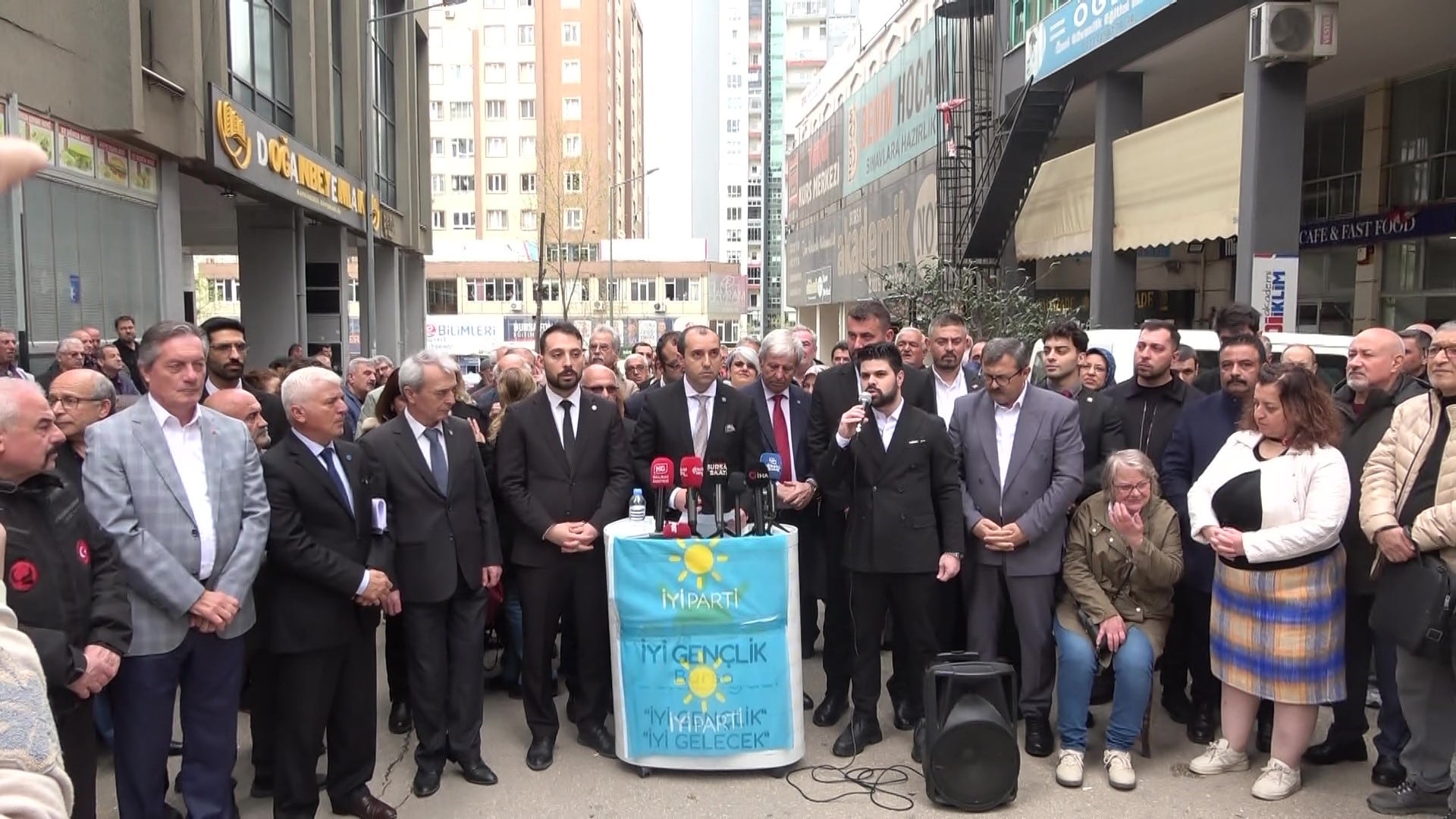 İYİ PARTİ BURSA'DA İSTİFA DALGASI: İLÇELERDE PEŞ PEŞE AYRILIKLAR