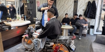 MOTOSİKLETİ BERBER KOLTUĞUNA DÖNÜŞTÜRDÜ, GENÇLER SIRAYA GİRDİ
