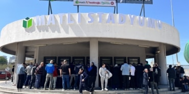 BURSASPOR KOMBİNELERİNE BÜYÜK İLGİ, TARAFTAR SAATLERCE KUYRUKTA BEKLEDİ