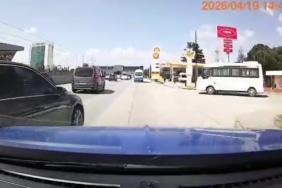 BURSA'DA TRAFİKTE TEHLİKELİ ANLAR: MAKAS ATAN SÜRÜCÜ KAZAYA DAVETİYE ÇIKARDI