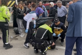BURSA'DA İŞÇİ SERVİSİNE MOTOSİKLET ÇARPTI: 2 YARALI