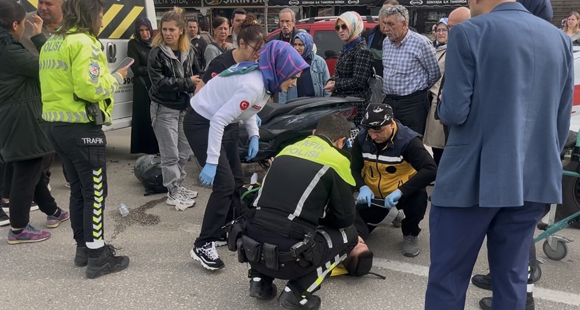 BURSA'DA İŞÇİ SERVİSİNE MOTOSİKLET ÇARPTI: 2 YARALI