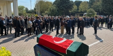 AKADEMİSYEN DOĞAN YAVAŞ, FAKÜLTESİ ÖNÜNDEN DUALARLA UĞURLANDI