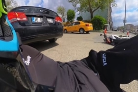 MOTOSİKLET OTOMOBİLE ÇARPTI... O ANLAR KASK KAMERASINA YANSIDI
