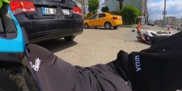 MOTOSİKLET OTOMOBİLE ÇARPTI... O ANLAR KASK KAMERASINA YANSIDI