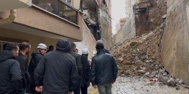 İSTİNAT DUVARI ÇÖKTÜ, SİTE SAKİNLERİ DEPREM OLDUĞUNU SANDI MUDANYA'DA 8 METRELİK DUVARIN ÇÖKMESİYLE 2 BLOK TAHLİYE EDİLDİ, ARAÇLAR ENKAZ ALTINDA KALDI