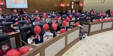 BURSALI ÇOCUKLAR BAŞKANLIK VE MECLİS ÜYELİĞİ KOLTUKLARINI DEVRALDI