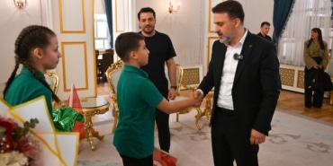 23 NİSAN'DA BAŞKANLIK KOLTUĞU ÇOCUKLARIN OLDU