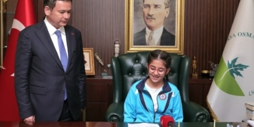 BAŞKAN AYDIN KOLTUĞU ÇOCUKLARA BIRAKTI OSMANGAZİ'DE BAŞKANLIK KOLTUĞU ÇOCUKLARA EMANET