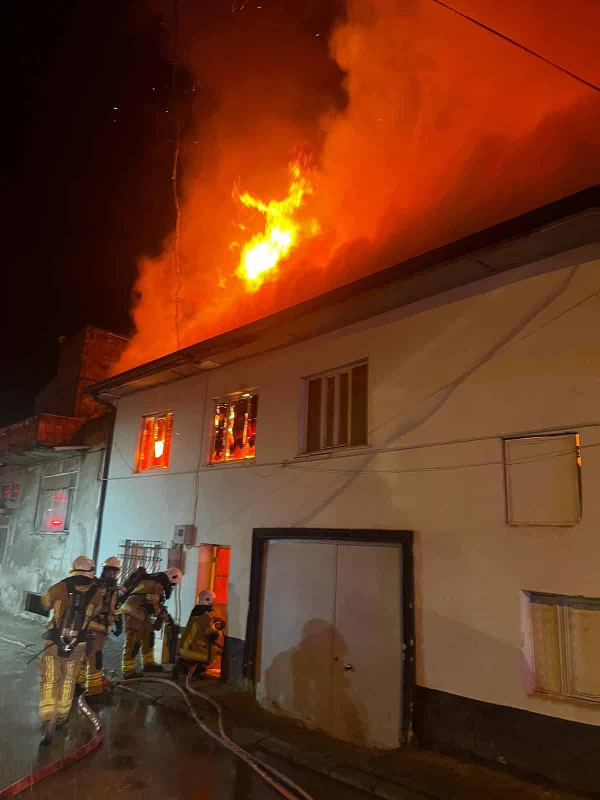 30 YAŞINDAKİ ŞAHIS YALNIZ YAŞADIĞI EVDE YANARAK CAN VERDİ