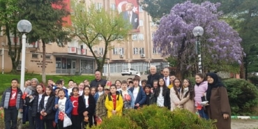 MİNİKLERDEN YÜREK ISITAN 23 NİSAN KUTLAMASI