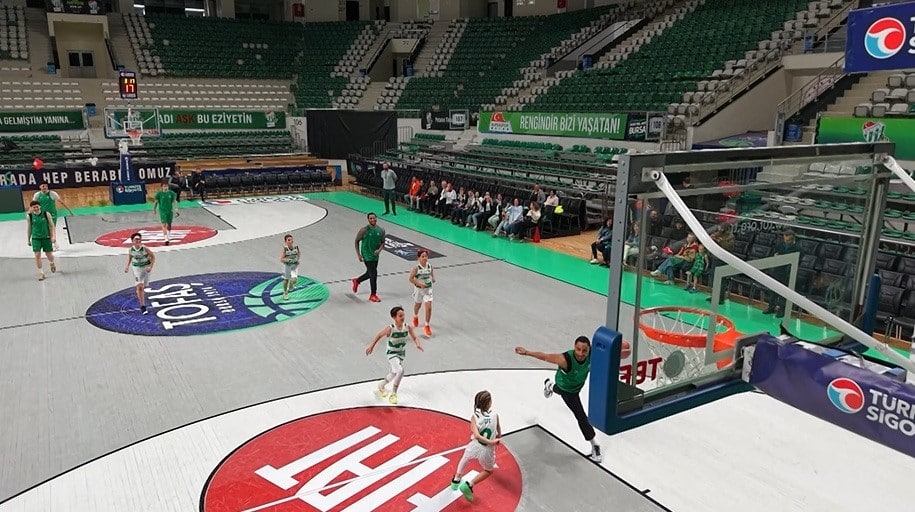 BURSASPOR BASKETBOL TAKIMI'NI 1.20'LİK MİNİKLER TERLETTİ DEV ADAMLAR MİNİKLERE KARŞI 23 NİSAN'DA NEFES KESEN MAÇ KAMERADA