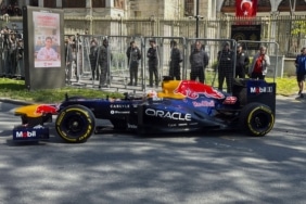 YUKİ TSUNODA'DAN, İSTANBUL SOKAKLARINDA GÖSTERİ SÜRÜŞÜ