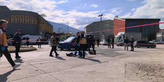 BURSA'DA FRENİ PATLAYAN VİNÇ DEREYE UÇTU : SÜRÜCÜ HAYATINI KAYBETTİ