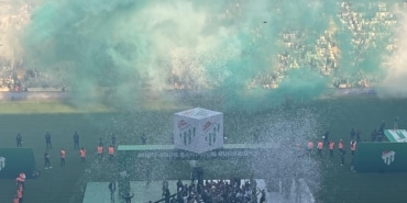 BURSA'DA TARİHİ AKŞAM, TİMSAH GERİ DÖNDÜ ŞAMPİYONLUK SAHNESİ BURSASPOR'UN BURSA'DA TİMSAH İSTİLASI, BİNLERCE TARAFTAR SAHAYA İNDİ BURSASPOR'DAN SÜPER LİG ŞAMPİYONLUĞUNU ARATMAYAN KUTLAMA BURSASPOR TARAFTARLARI ŞAMPİYONLUĞU SAHAYA İNEREK COŞKUYLA KUTLADI