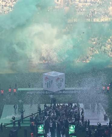 BURSA'DA TARİHİ AKŞAM, TİMSAH GERİ DÖNDÜ ŞAMPİYONLUK SAHNESİ BURSASPOR'UN BURSA'DA TİMSAH İSTİLASI, BİNLERCE TARAFTAR SAHAYA İNDİ BURSASPOR'DAN SÜPER LİG ŞAMPİYONLUĞUNU ARATMAYAN KUTLAMA BURSASPOR TARAFTARLARI ŞAMPİYONLUĞU SAHAYA İNEREK COŞKUYLA KUTLADI