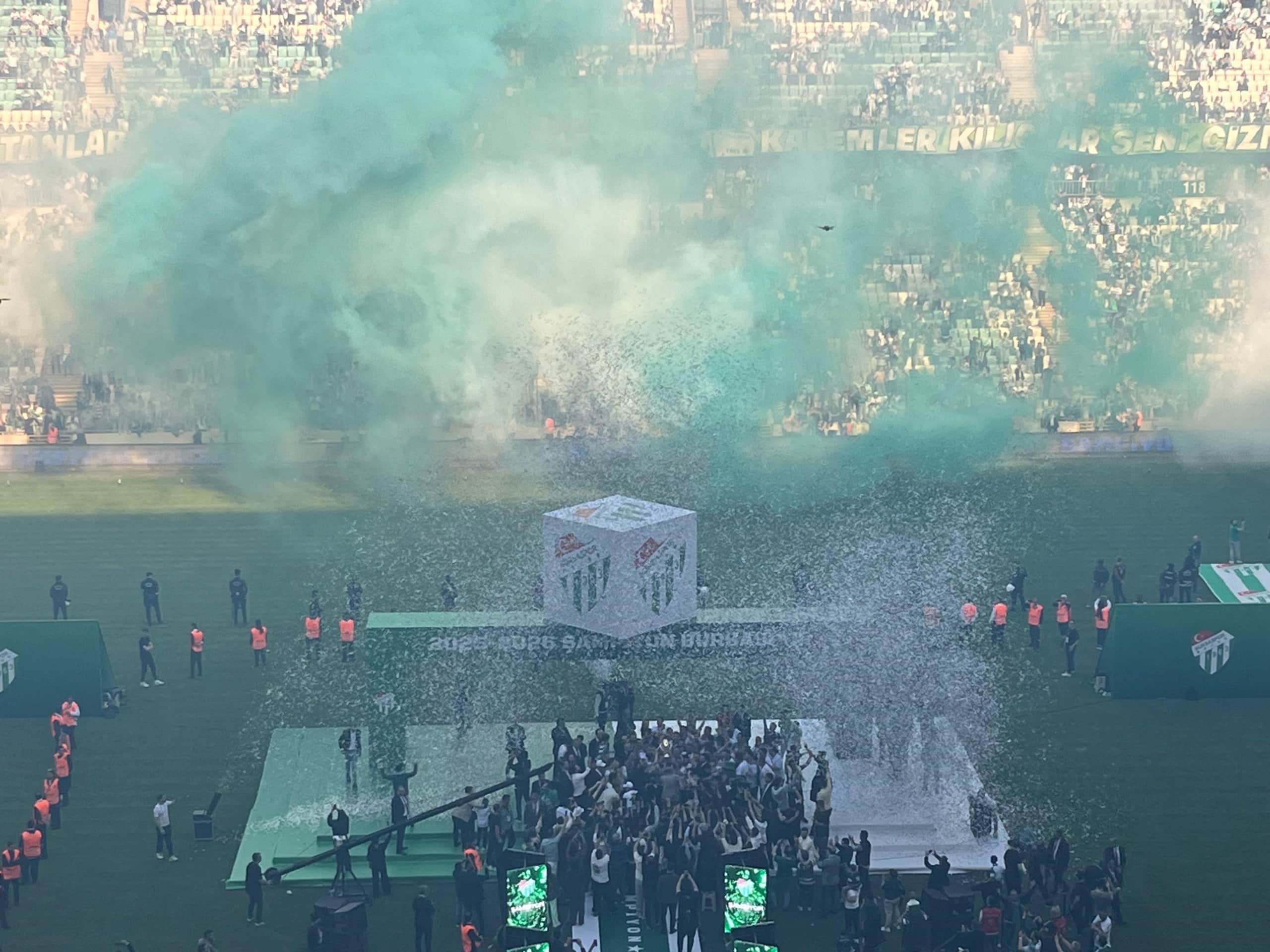 BURSA'DA TARİHİ AKŞAM, TİMSAH GERİ DÖNDÜ ŞAMPİYONLUK SAHNESİ BURSASPOR'UN BURSA'DA TİMSAH İSTİLASI, BİNLERCE TARAFTAR SAHAYA İNDİ BURSASPOR'DAN SÜPER LİG ŞAMPİYONLUĞUNU ARATMAYAN KUTLAMA BURSASPOR TARAFTARLARI ŞAMPİYONLUĞU SAHAYA İNEREK COŞKUYLA KUTLADI