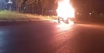 OTOMOBİL GECE YARISI ALEVLERE TESLİM OLDU, KULLANILAMAZ HALE GELDİ